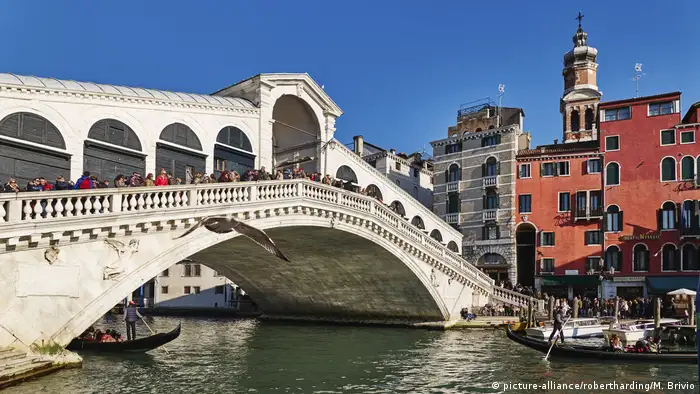 Iralien Venedig Rialto Brücke Bridge on Grand Canal. Venice, Italy (picture-alliance/robertharding/M. Brivio)