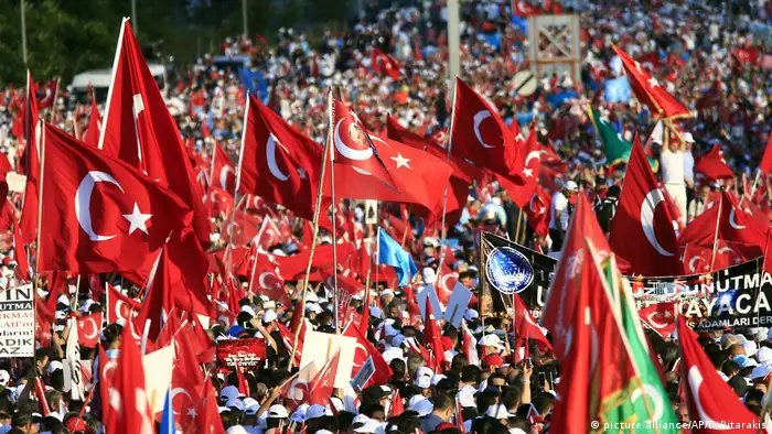 Türkei Istanbul Jahrestag des Putschversuches Nationaler Einheitsmarsch (picture-alliance/AP/L. Pitarakis)
