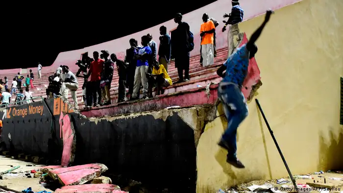 Senegal Mauer kollabiert im Demba-Diop-Stadion (Getty Images/AFP/Seyllou)