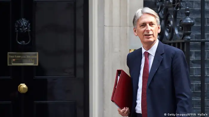 Ministros del Gobierno de May creen necesario negociar con la UE un periodo de transición para después del brexit, hasta marzo de 2019. 42 % de empresas británicas opina que el brexit ha perjudicado inversiones. 17.07.2017