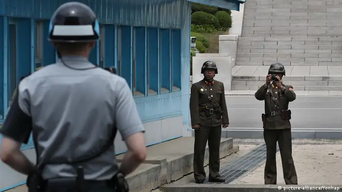 Nordkorea / Südkorea - Nordkoreanische Soldaten machen ein Foto von Südkoreanischem Soldat