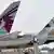 Seitenleitwerke von Flugzeugen der Qatar Airways und Etihad