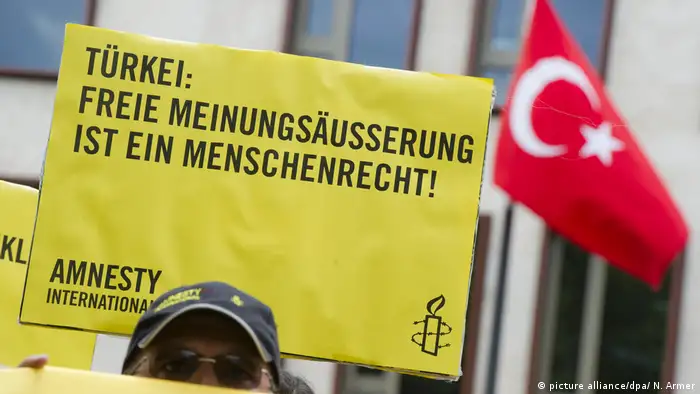 El Ministerio de Exteriores convocó al embajador turco en Berlín para expresarle la indignación del Gobierno de Angela Merkel por el encarcelamiento de seis activistas de DD.HH. y pedir su inmediata liberación. 19.07.2017