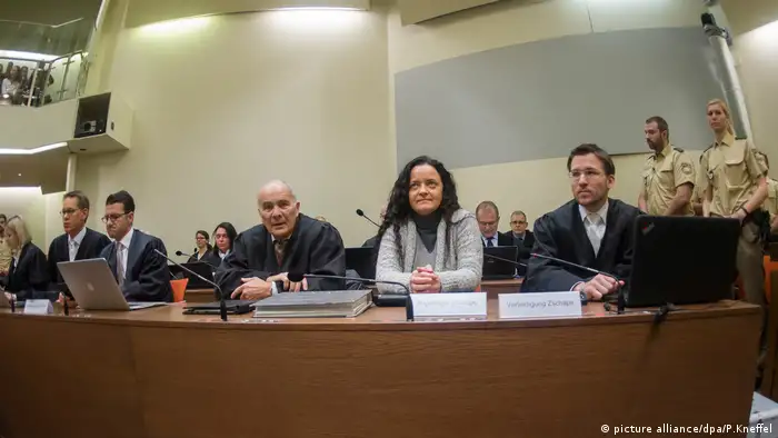 En el proceso contra la célula terrorista neonazi NSU, la Fiscalía General alemana considera a la principal acusada, Beate Zschäpe, con plena responsabilidad por los homicidios y los ataques de extrema derecha del grupo. Zschäpe es co-fundadora, miembro y cómplice de una organización terrorista, dijo el fiscal federal Herbert Diemer en su declaración. (25.07.2017)