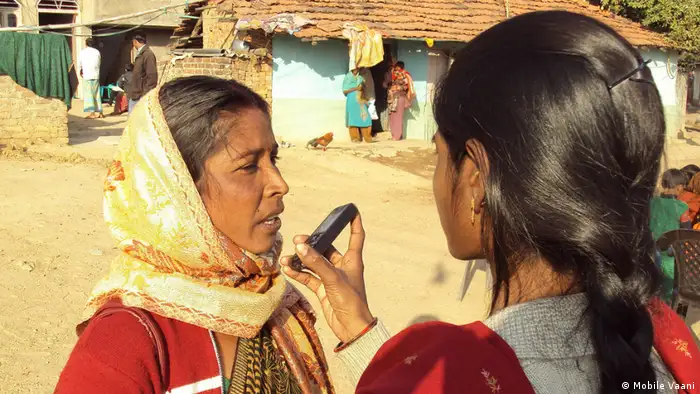A Mobile Vaani volunteer from Kanke in the Indian state of Jharkhand is interviewing a community health worker