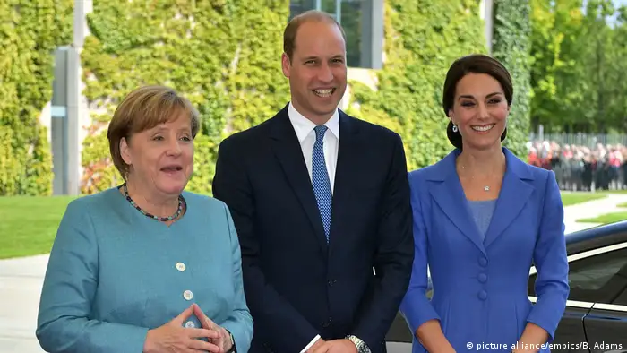 El príncipe Guillermo de Inglaterra y su mujer, Catalina, se reunieron en Berlín con la canciller alemana en primer día de su visita. Los duques de Cambridge llegaron a la capital germana procedentes de Polonia en su primera visita oficial a Alemania en un momento en el que se prevén duras negociaciones en el proceso de salida del Reino Unido de la Unión Europea (UE), Brexit. 19.07.2017