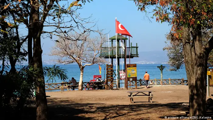 El Ministerio de Exteriores alemán advierte del riesgo de ir a Turquía y terminar en la cárcel y anunció un cambio de la política frente a Ankara. Alemania además, no ve cómo garantizar las inversiones en Turquía. 20.07.2017