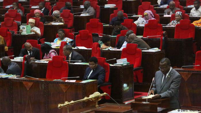 Parlamentarier im tansanischen Parlament (Foto: DW/S. Khamis)