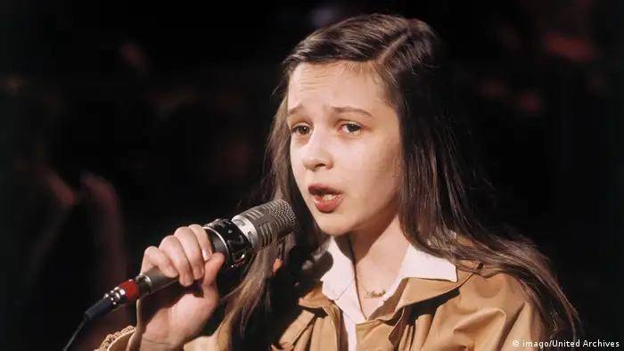 Andrea Jürgens at 10, singing