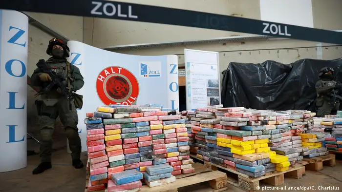 Deutschland Hamburg Zoll präsentiert Kokain Rekordfund (picture-alliance/dpa/C. Charisius)