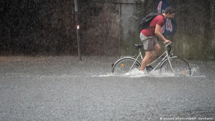 Deutschland Wetter - Gewitter in Köln (picture alliance/dpa/F. Gambarini)