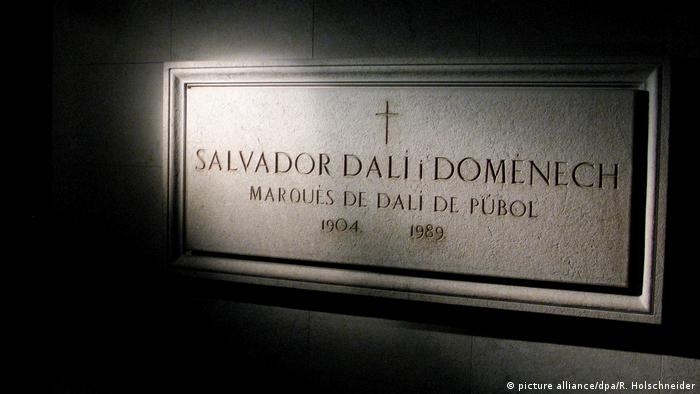 Salvador Dalí grave