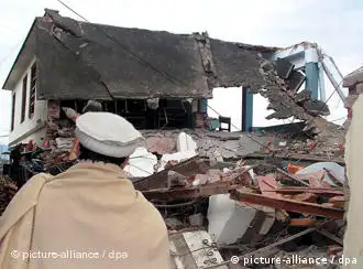 斯瓦特山谷居民在查看被塔利班破坏的房屋