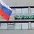 Российский флаг на фоне здания штаб-квартиры предприятия "Сименс технологии газовых турбин" 