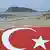 Флаг Турции на фоне пляжа Аланьи