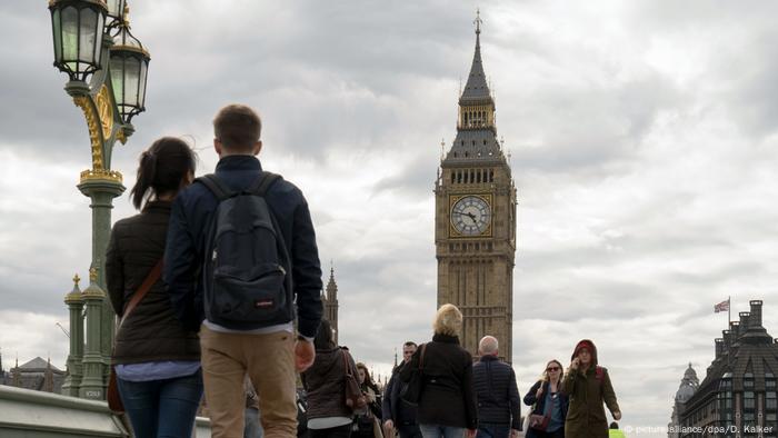 Passanten vor dem Big Ben in London