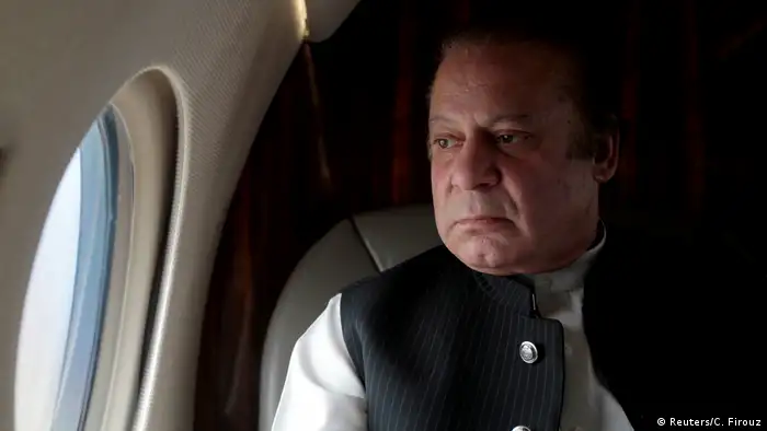 Nawaz Sharif dimitió hoy como primer ministro de Pakistán después de que el Tribunal Supremo decidiese inhabilitarlo por las sociedades de su familia en paraísos fiscales desveladas en los Papeles de Panamá. (27.07.2017)