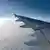 Symbolbild Blick aus Flugzeugfenster auf Himmel und Wolken