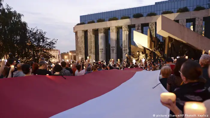El presidente polaco, Andrzej Duda, ratificó la ley que reforma el funcionamiento de los tribunales regionales y de apelación y permite al ministro de Justicia, quien también es fiscal general, el nombramiento de magistrados, una norma que, según la oposición, reduce la independencia judicial. (25.07.2017)