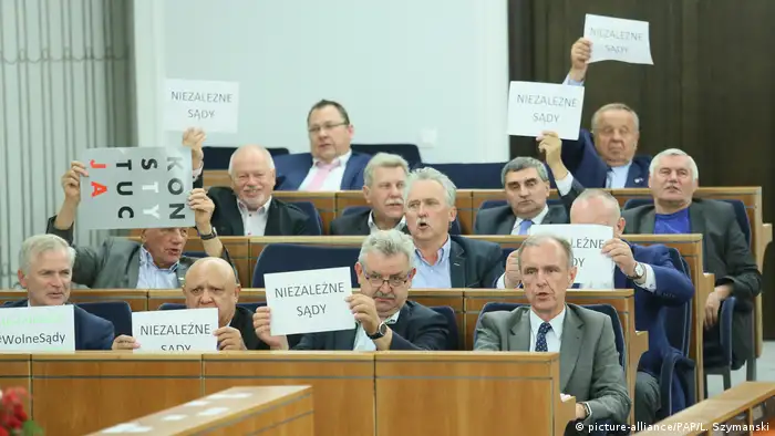 Polen Parlament stimmt Justizreform in Warschau zu (picture-alliance/PAP/L. Szymanski)