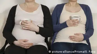 Schwangere Frau mit Kaffee