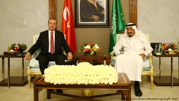 Saudi-Arabien Reccep Erdogan & König Salman bin Abdulaziz Al Saud (picture-alliance/Anadolu Agency/K. Ozer)