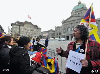 Supporters of Tibet demonstrate prior to the working visit of Chinese Premier Wen Jiabao in front of the federal palace in Bern, Switzerland on Tuesday, Jan. 27, 2009. Wen Jiabao is in Bern for a working visit with the swiss government and will later travel to Davos to take part in the World Economic Forum WEF. (AP Photo/KEYSTONE/ Lukas Lehmann)