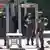 Israel Grenzpolizei steht bei einem Metalldetektor am Tempelberg Eingang