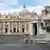 Italien Petersplatz mit Fassade des Petersdoms in Rom