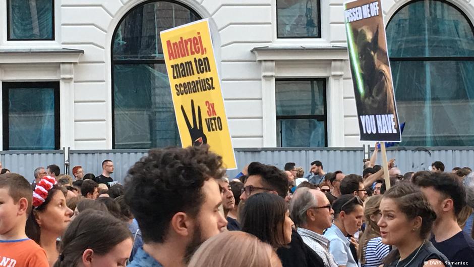 Protests prompt Duda to veto court reform