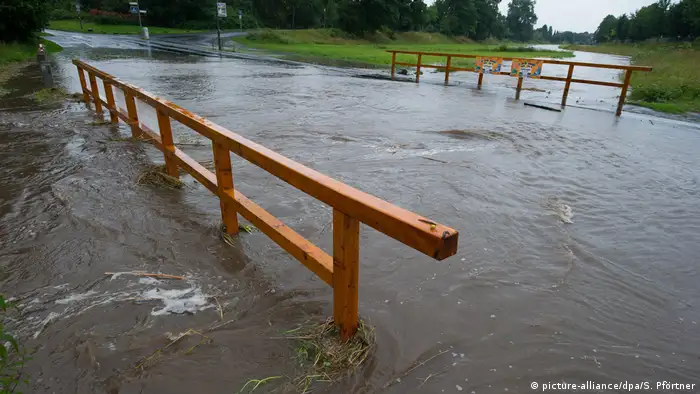 Wasser der Flüthe, einem Nebenfluss der Leine, überschwemmt in Göttingen (Niedersachsen) den Sandweg. (Foto: picture-alliance/dpa/S. Pförtner)