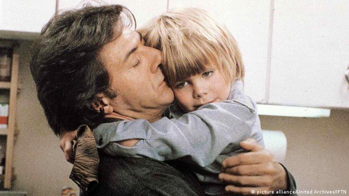 Still from 'Kramer vs. Kramer' with Dustin Hoffman and young actor Justin Henry (picture alliance/United Archives/IFTN)