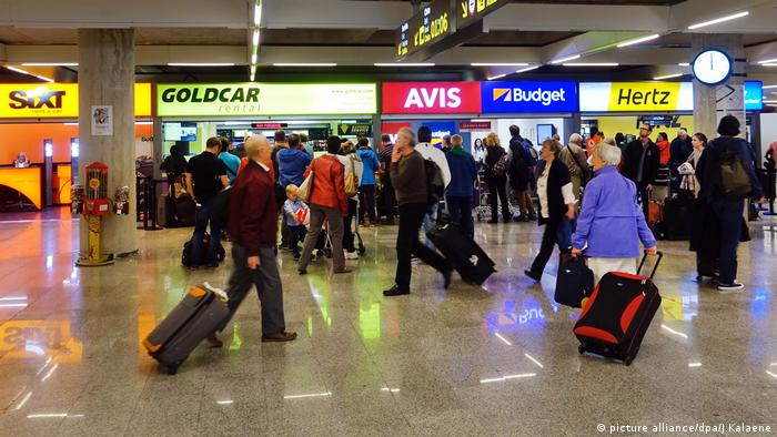 Стойки компаний по прокату авто в аэропорту острова Майорка, фото из архива