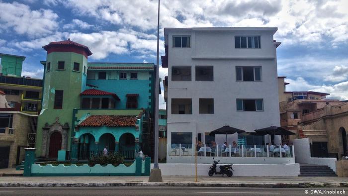 Nueva y vieja fachada en La Habana. 