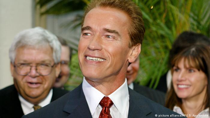 Arnold Schwarzenegger - Wahl zum Gouverneur (picture alliance/AP/J.S. Applewhite)