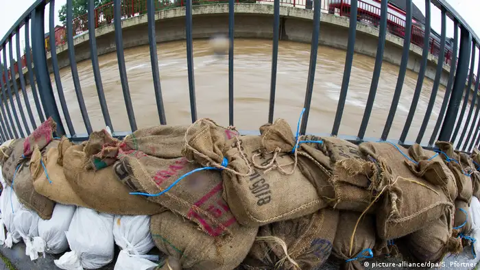 Sandsäcke liegen am 25.07.2017 in Scharfoldendorf (Niedersachsen) am Bachlauf der Lenne. (Foto: picture-alliance/dpa/S. Pförtner)