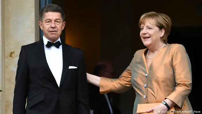 2008 überraschte Angela Merkel bei der Osloer Operneröffnung mit einem gewagten Outfit: Ihr petrolfarbenes Kleid ließ tief blicken. 2012 trug sie es sogar noch einmal zu den Bayreuther Festspielen. Mit Spannung wird seitdem erwartet, was sie dort auf dem roten Teppich präsentieren wird. In diesem Jahr entschied sie sich für ein bronzefarbenes Ensemble aus langem Rock und Blazer.