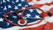 Gesundheitsreform in den USA. Stethoskop auf der US Flagge Gesundheitsreform in den USA. Stethoskop auf der US Flagge