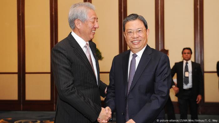 Singapur Zhao Leji and Teo Chee Hean (picture-alliance/ZUMA Wire/Xinhua/T. C. Wey)