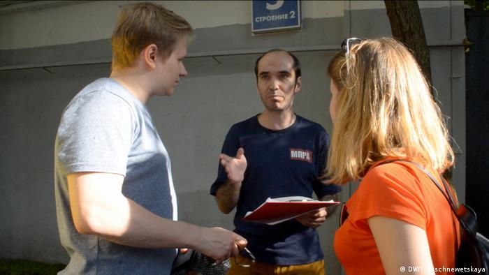 Кирилл Медведев (на фото в центре) с избирателями