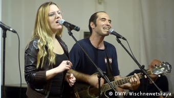 Кирилл Медведев с девушкой поют на одном из концертов