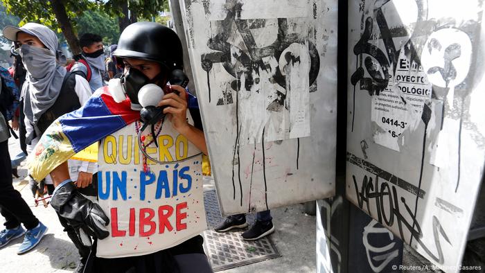 Un manifestante antichavista porta una pancarta con la leyenda: Quiero un país libre.