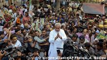 Bihar Chief Minister Nitish Kumar, center, is surrounded by media personnel as he greets supporters after victory in Bihar state elections in Patna, India, Sunday, Nov. 8, 2015. The alliance led by Kumar defeated Indian Prime Minister Narendra Modi's ruling Hindu nationalist party in a crucial election in one of India's most populous states.(AP Photo/Aftab Alam Siddiqui) |