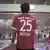 China Bayern München Fan trägt Trikot von Spieler Thomas Müller in Schanghai