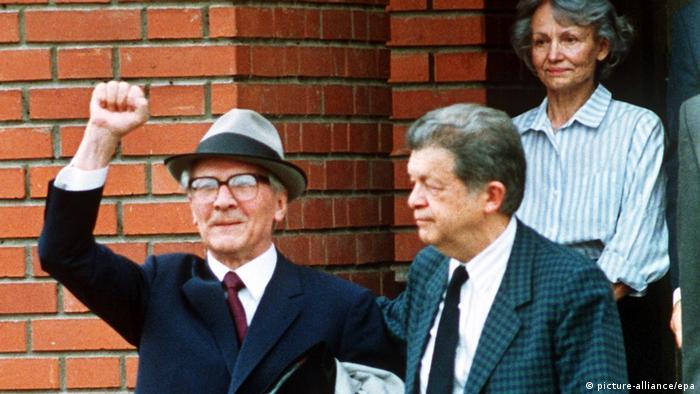 Erich Honecker verlässt am 29.07.1992 mit zum kommunistischen Gruß erhobener Faust die chilenische Botschaft in Moskau, um nach Deutschland ausgeliefert zu werden