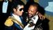 Quincy Jones e Michael Jackson com estatuetas do Grammy em 1984