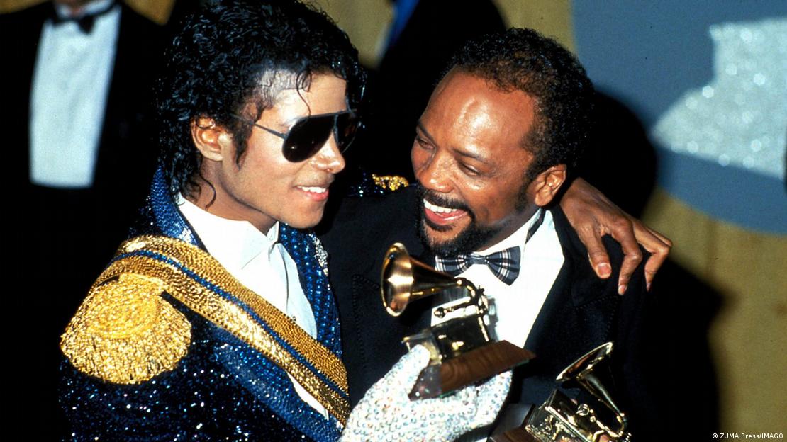 Quincy Jones e Michael Jackson com estatuetas do Grammy em 1984