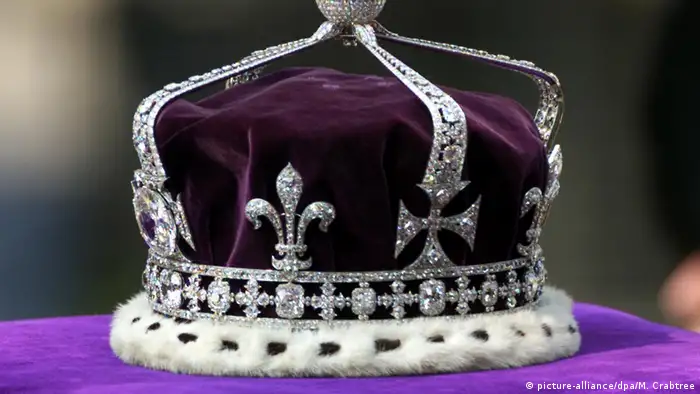 Die Krone der britischen Queen Elizabeth mit Riesendiamant Koh-i-noor und Purpurseide von Innen.