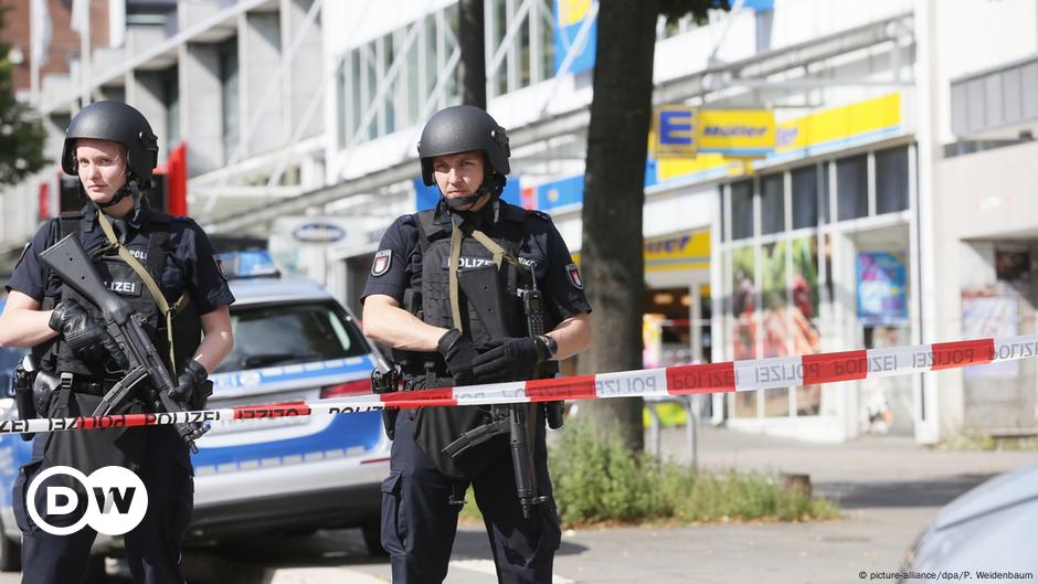 Hamburg supermarket attacker charged with murder – DW – 11/10/2017