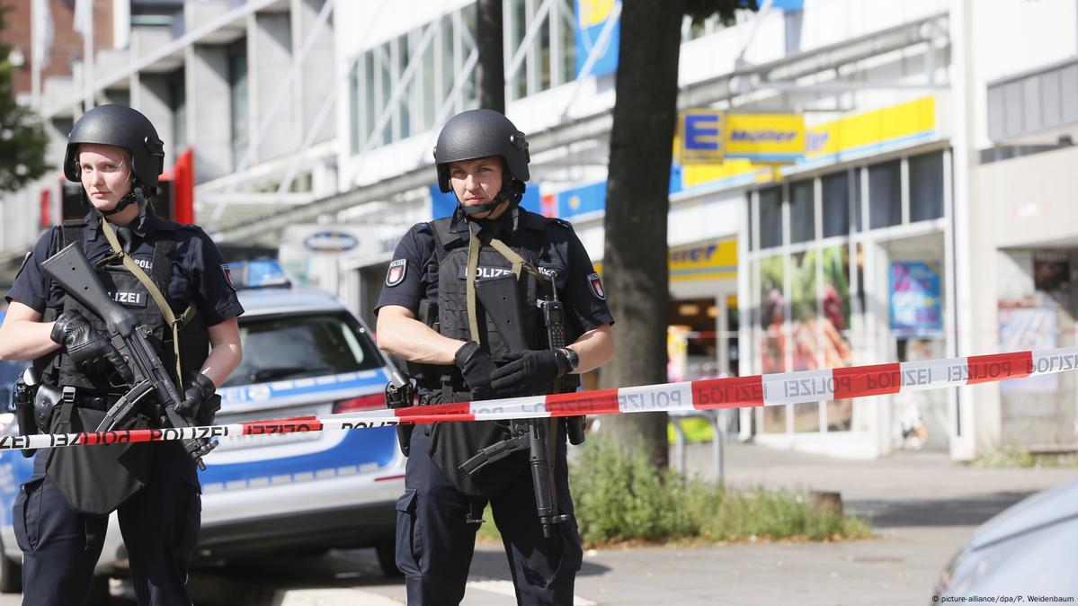 Hamburg supermarket attacker charged with murder – DW – 11/10/2017